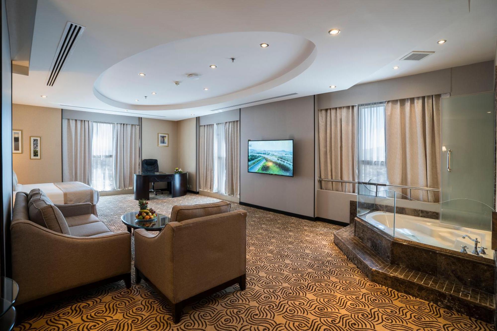Awaliv International Hotel Таиф Стая снимка A suite at the hotel