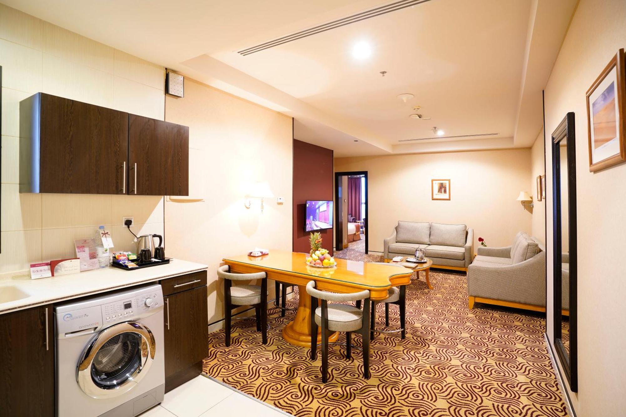Awaliv International Hotel Таиф Стая снимка A suite at the hotel