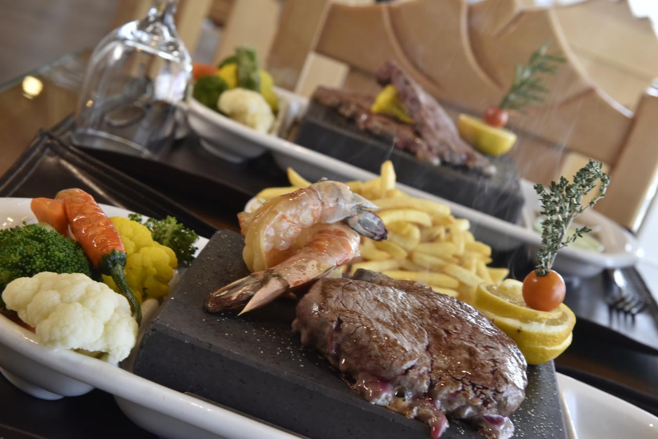 Awaliv International Hotel Таиф Екстериор снимка A steak and shrimp dinner
